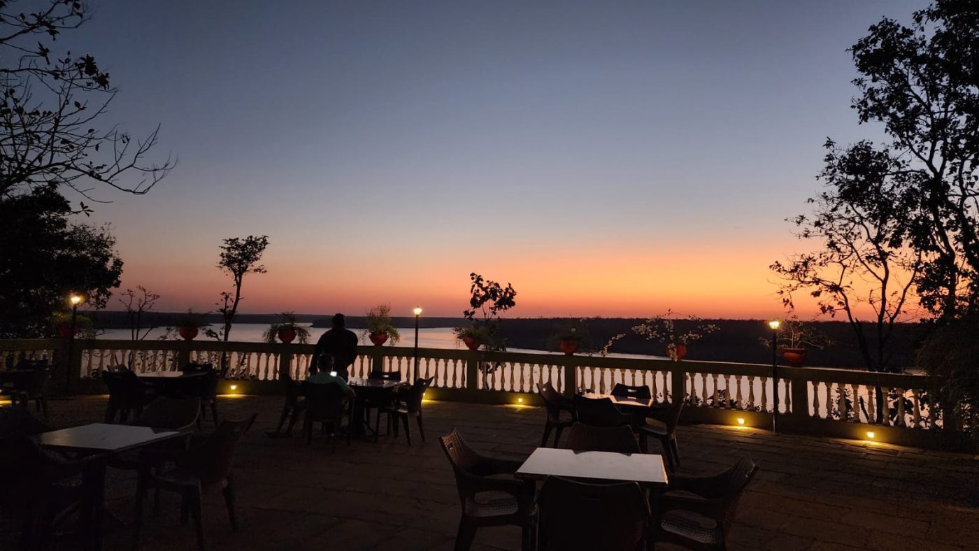 The terrace at dusk, Ratapani